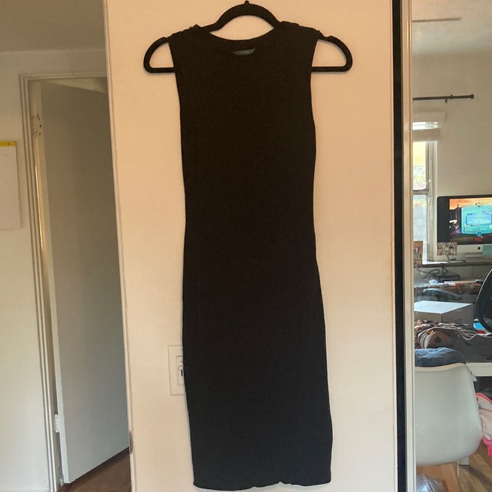 Thick Jersey body con sleeveless dress.
